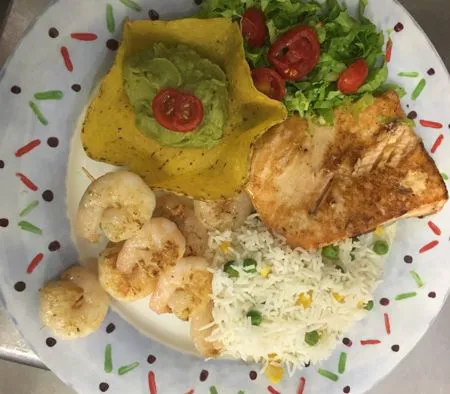 Salmon y camarones alla parilla